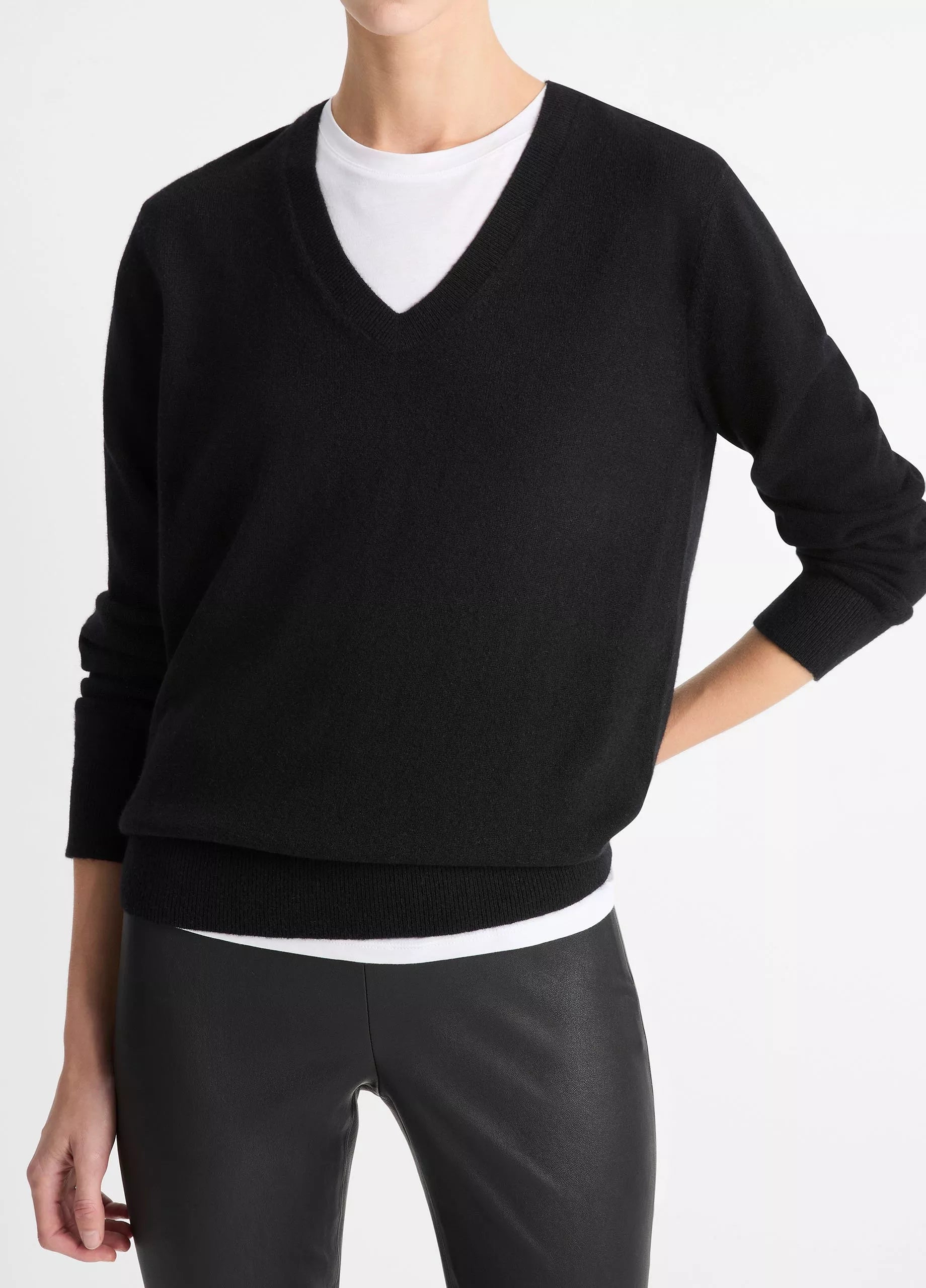 Vince - Weekend V-Neck Sweater - Black