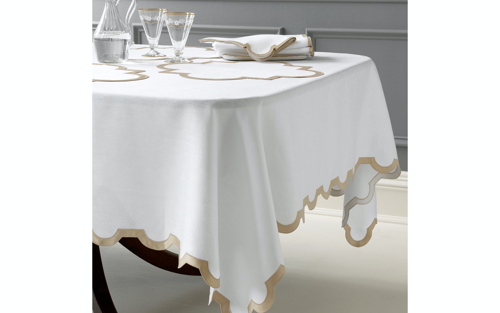 https://www.janeleslieco.com/products/matouk-mirasol-napkin-set-of-4-champagne