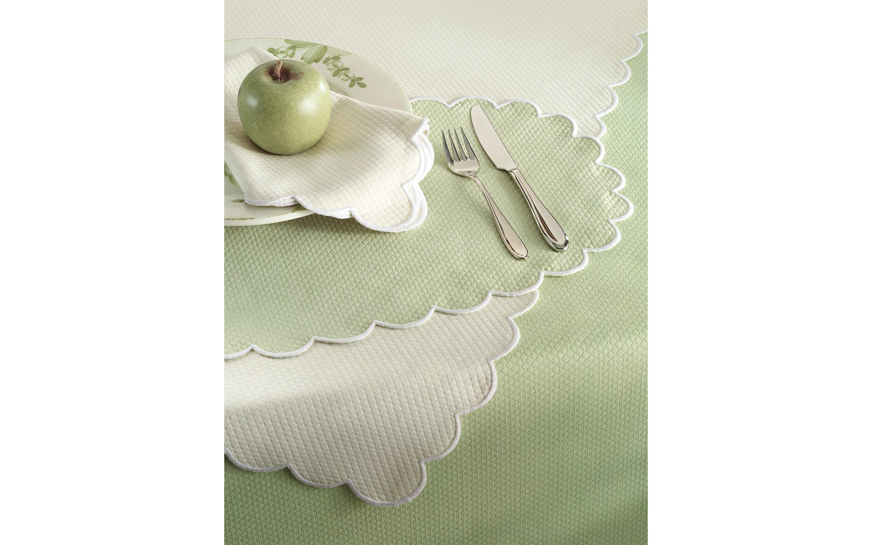  https://www.janeleslieco.com/products/matouk-savannah-gardens-tablecloth-90-round