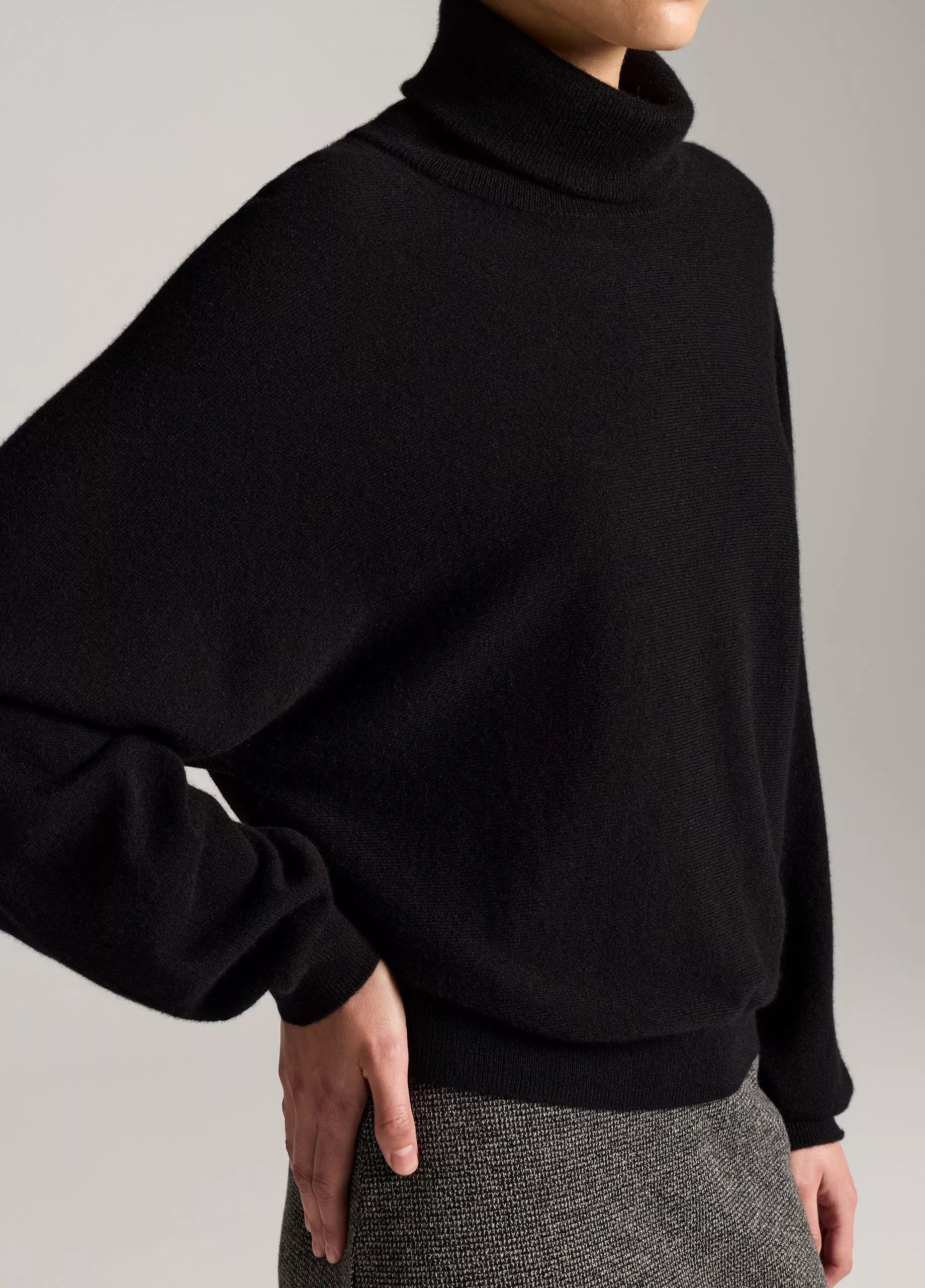 Vince- Dolman Turtleneck Sweater- Black