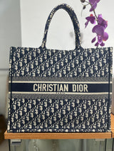 Dior - Pre-Owned Large Book Tote Oblique Embroidered